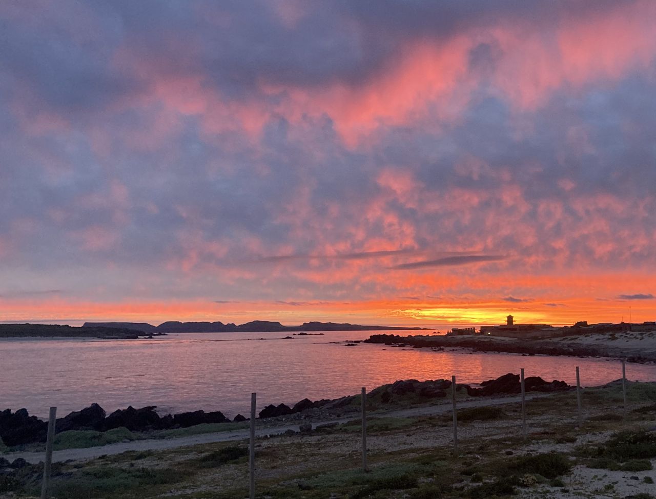 Atardecer sobre el mar y las islas, visto desde Punta de Choros