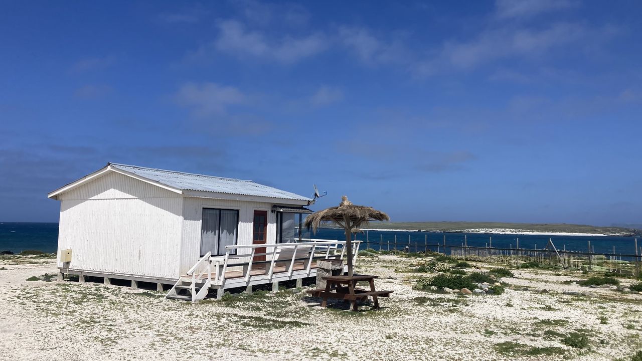 Cabaña con terraza y quincho frente al mar