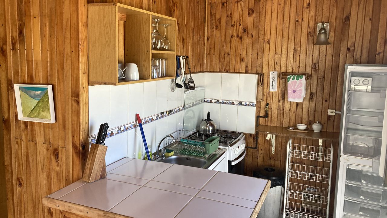 Cocina equipada con horno y refrigerador