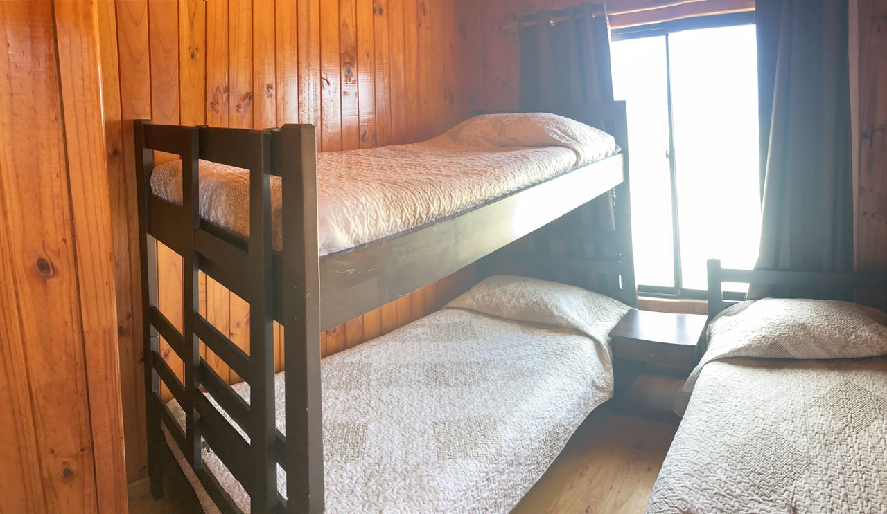 Dormitorio con litera y cama simple