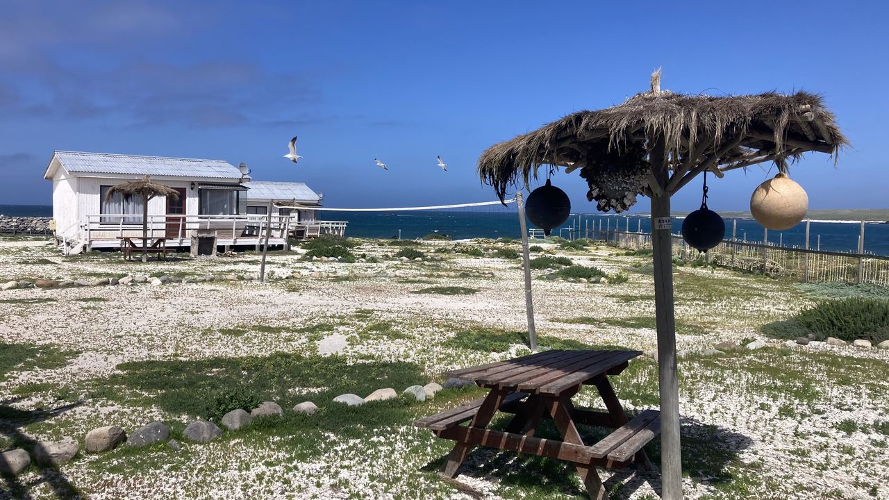 Quincho de paja y cabañas frente al mar